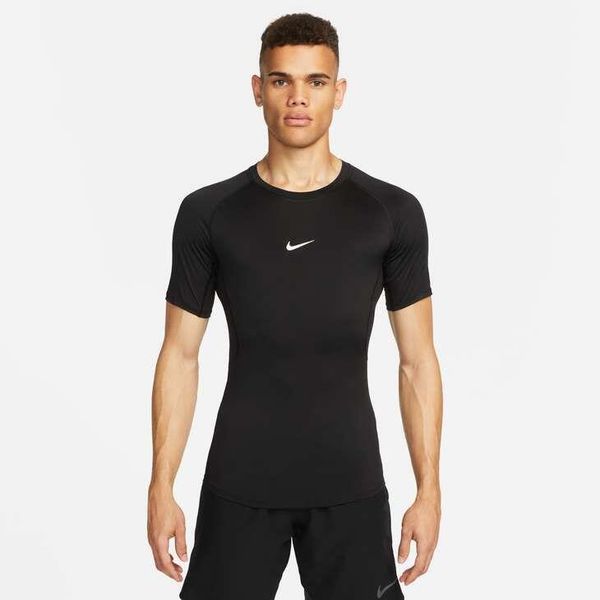 Koszulka sportowa męska Nike Tight Ss. Czarne t-shirty sportowe Nike, bez wzorów, bez ramiączek, do piłki nożnej. Za 252.00 zł.