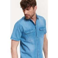 KOSZULA MĘSKA JEANSOWA O PROSTYM KROJU. Koszule marki TOP SECRET. W wyprzedaży za 29.99 zł.
