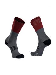 Skarpety rowerowe NORTHWAVE EXTREME PRO HIGH SOCK. Czerwone skarpety Northwave, bez wzorów, z wełny. Za 148.50 zł.