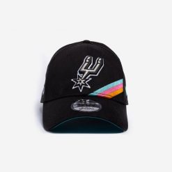 Czapka z daszkiem do koszykówki New Era NBA San Antonio Spurs. Czapki z daszkiem New Era, z aplikacjami, z bawełny. Za 119.99 zł.
