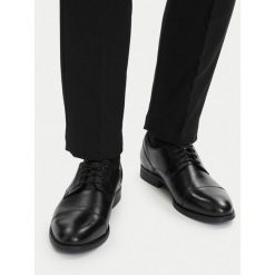 Półbuty Lasocki. Czarne eleganckie półbuty Lasocki, bez wzorów, bez obcasa, bez zapięcia. Za 229.99 zł.