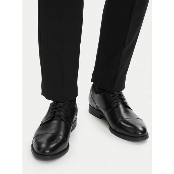 Półbuty Lasocki. Czarne eleganckie półbuty Lasocki, bez wzorów, bez obcasa, bez zapięcia. Za 229.99 zł.