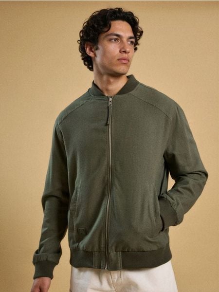 Kurtka bomberka z wiskozy - zielony. Zielone kurtki Sinsay, l, bez wzorów, z wiskozy, bez kaptura. Za 99.99 zł.