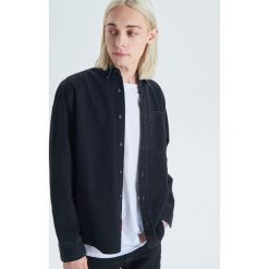 Jeansowa koszula o kroju comfort - Czarny. Koszule marki Cropp. Za 99.99 zł.