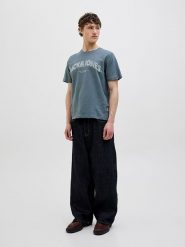 Jack & Jones Koszulka "Almeria" w kolorze niebieskim rozmiar: M. Niebieskie bezrękawniki Jack & Jones, m, bez wzorów, z bawełny, bez kołnierzyka, bez ramiączek. Za 57.47 zł.