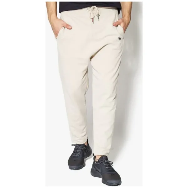 New Era Spodnie World Hood Jogger New Era Stone , beżowy, rozmiar M. Brązowe joggery i bojówki New Era, m, bez wzorów, z bawełny. W wyprzedaży za 139.99 zł.