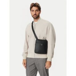 Saszetka Guess. Czarne torby na ramię Guess, z aplikacjami, małe, bez dodatków. Za 291.99 zł.
