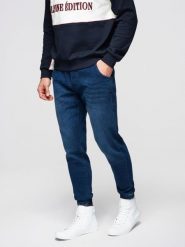 Męskie spodnie jeansowe joggery ze ściagaczem w pasie - ciemnoniebieskie V3 - Rozmiar: XXL. Niebieskie joggery i bojówki Ombre Clothing, na co dzień, m, z aplikacjami, z bawełny, retro. Za 239.99 zł.