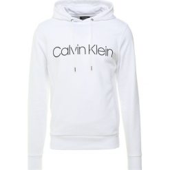 Calvin Klein KAMS HOODY Bluza z kapturem white. Bluzy marki CALVIN KLEIN. Za 449.00 zł.
