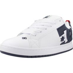 Kapcie DC COURT GRAFFIK M Biały. Białe buty trekkingowe DC Shoes, bez wzorów, ze skóry, bez zapięcia. W wyprzedaży za 272.75 zł.