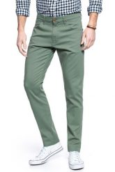 SPODNIE MĘSKIE WRANGLER LARSTON WREATH GREEN W18SF3G29 112127477. Zielone spodnie materiałowe Wrangler, l, bez wzorów, z materiału. Za 209.99 zł.