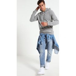 Jack & Jones JORWIND Bluza z kapturem light grey melange. Bluzy z kapturem marki Jack & Jones, m, z bawełny, z kapturem. Za 149.00 zł.