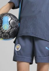 Młodzieżowe szorty treningowe Manchester City PUMA Inky Blue Magic. Niebieskia krótkie spodenki sportowe Puma, m, bez wzorów, z żakardem. Za 169.95 zł.