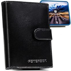 Pionowy portfel męski ze skóry naturalnej w czarnym kolorze w zestawie z brelokiem - Peterson. Czarne portfele Peterson, bez wzorów, ze skóry. Za 99.99 zł.