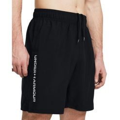 Under Armour UA TECH WOVEN WORDMARK SHORT Szorty męskie. Czarne krótkie spodenki sportowe Under Armour, l, bez wzorów, z materiału. W wyprzedaży za 97.99 zł.