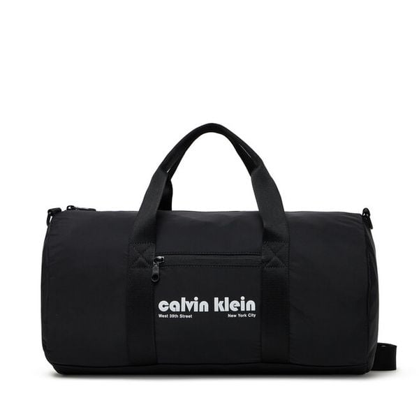 Torba sportowa Calvin Klein Jeans. Czarne torby sportowe Calvin Klein Jeans, bez wzorów, z jeansu, małe. Za 239.99 zł.