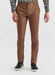 PAKO LORENTE – Jasnobrązowe spodnie męskie o kroju Slim Fit. Brązowe spodnie materiałowe Pako Lorente, na co dzień, l, bez wzorów, z bawełny, casualowe. Za 79.99 zł.