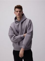 Gładka bluza z kapturem - jasnoszary. Szare bluzy z kapturem Reserved, l, bez wzorów, z bawełny, z kapturem. W wyprzedaży za 99.99 zł.