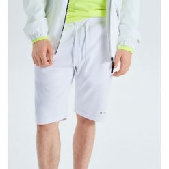 Dresowe szorty - Biały. Krótkie spodenki sportowe marki Cropp. Za 59.99 zł.
