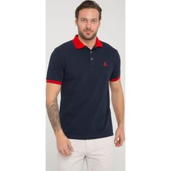 Koszulka polo "Vardon" - Regular fit - w kolorze granatowym. Koszulki polo marki Sir Raymond Taylor, z haftami, z bawełny, polo, z krótkim rękawem. W wyprzedaży za 86.95 zł.