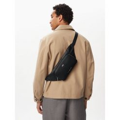 Nerka Tommy Hilfiger. Czarne saszetki i nerki Tommy Hilfiger, bez wzorów. Za 369.99 zł.
