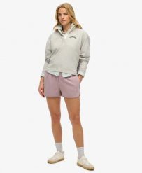 Superdry Sports Tech Racer szorty slim z dzianiny – QUAIL PURPLE. Fioletowe krótkie spodenki sportowe Superdry, bez wzorów, z bawełny. Za 214.65 zł.