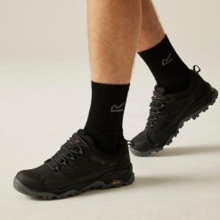 Buty męskie trekkingowe niskie z membraną Blake Vibram. Brązowe buty turystyczne Regatta, bez wzorów, z materiału, bez zapięcia, outdoorowe. Za 399.99 zł.